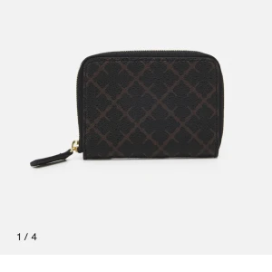 Malene Birger plånbok - Säljer nu min fina plånbok från Malene Birger. Den är i topp skick förutom att loggan har skafts av lite (det är den gamla modellen) den nya modellen är första bilden jag lade ut. Den har inga repor och det syns inte att den är använt förutom på logon💕