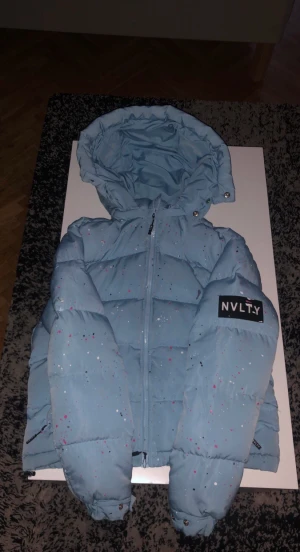 Fancy jacka NVLTY - En riktig skön jacka för både sommar och vintern. Fick ganska många komplimanger av den,  passar i allt. Size S/M pris kan diskuteras vid snabb affär. 