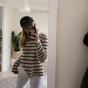 Stickad tröja - Säljer min stickade tröja från zara. Nypris 250kr, säljer för 100kr. Hör av dig om du jar några frågor😊 (köparen står för frakten)