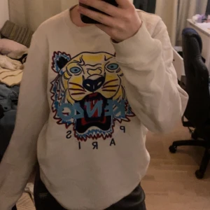 Kenzo tröja - En super fin kenzo tröja. Använder den knappt. Skulle va en present men blev inte av så endast testad💛 