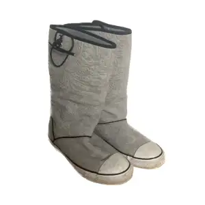 Säljer dessa converse boots med ett coolt mönster på. De har några fläckar och är använda, men inte trasiga eller skadade.