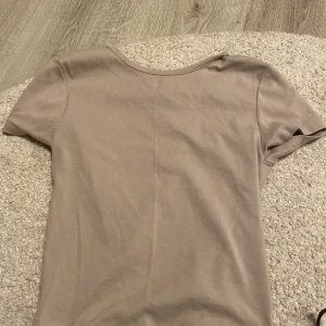 T-shirt  - Tröja från Ginatricot Använd typ 2 ggr Jätte fint skick Går till ungefär lite lägre än naveln på mig som är 160cm Stretchig💞💞