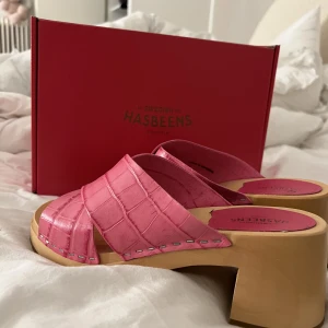 Hasbeens träskor  - Säljer dessa hela nya hasbeens träskor, nypris 2100, jag säljer för 1000 men pris kan diskuteras❤️