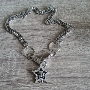 Halsband - Halsband med tjock silverkedja. Kan även sättas fast på byxor. 