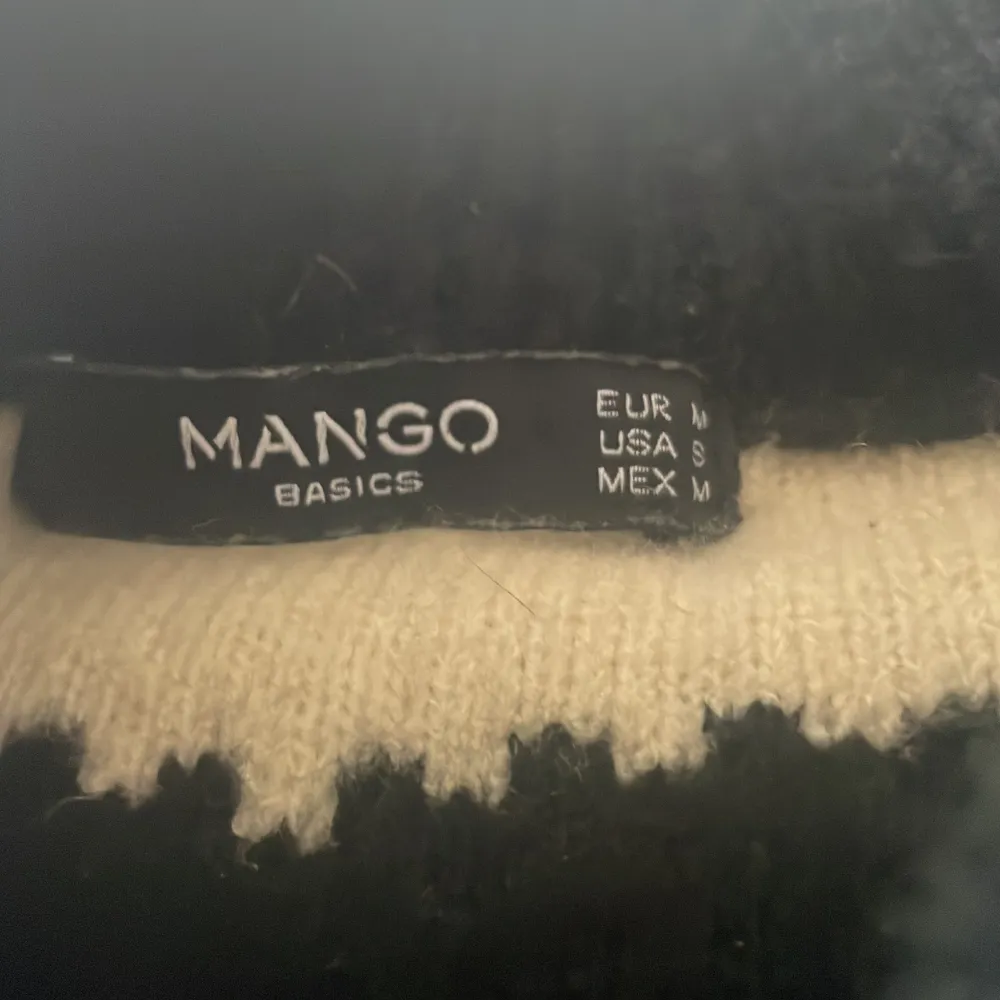 Säljer denna lite oversize tröjan från mango. Stickat.