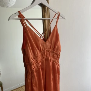 Långklänning  - Långklänning i jättefin färg! ❤️ (har en liten fläck på bröstet, se sista bild) Frakt: 54 kr 