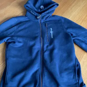 Mörkblå sail racing hoodie som är för liten nu. Storlek 170, köpt för 1000kr på kidsbrandstore. Kontakta mig om du hår frågor.
