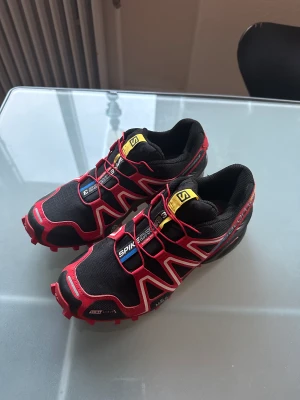 Salomon spikecross 3 CS - Säljer ett par Salomon trail löparskor för halt vägunderlag, endast testade utomhus en kort stund och därför i nyskick. Nypris ca 1400 kr och storleken är 37 1/3