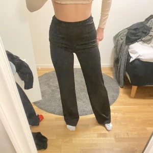 SVARTA FESTLIGA BYXOR - Skitsnygga kroppsformande byxor från Nelly. Använda 1-2 gånger på festliga tillfällen. Skitlätta och snygga att kombinera med en topp! Passar både S/M!