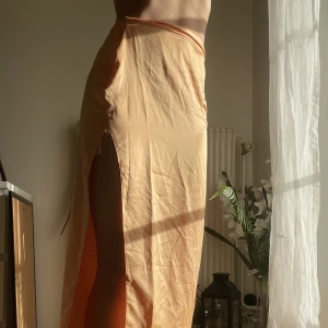 Orange kjol - Superfin kjol med slitts som inte längre kommer till andväning🫶