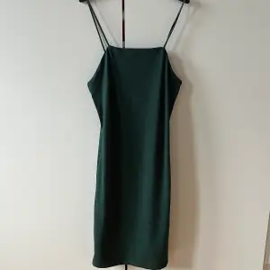 Mörkgrön kort, tight klänning! Köpt från bikbok i storlek xs! 