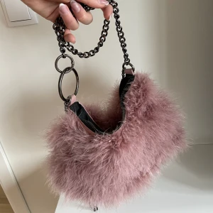 Pälsväska - Superfin rosa pälsväska! Inköpt på Topshop i London. 