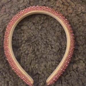 Diadem - Diadem jag har köpt här på Plick,men har aldrig fått användning för den,köp inte direkt,vid fler frågor skriv privat☺️🤝