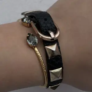 Säljer dessa nitarmband som liknar valentino armbanden!!