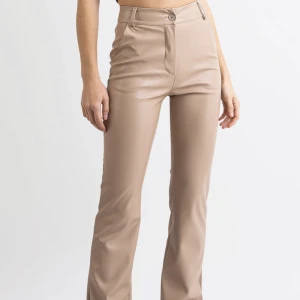 Madlady skinnbyxor - Dessa är de extremt populära skinnbyxorna från madlady som, vad jag uppfattat det som, inte längre säljs. Dessa är i strl S i färgen hunter beige och så himla snygga. Aldrig använda men tänkte kolla om det finns intresse då dem inte kommer till användning