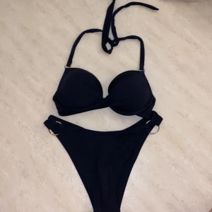 Bikini - En sexig svart bikini aldrig används!