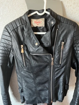 Jacka från Chiquelle - Jacka från Chiquelle, väldigt varsamt använd ett fåtals gånger. 