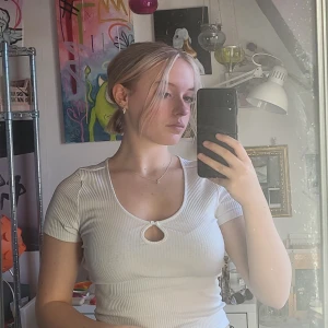 Vit topp - Säljer denna vita toppen ifrån BikBok!☁️ Använd ett fåtal gånger, men väldigt fint skick!