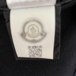 Moncler cardigan  - Säljer nu min Moclera Cardigan i storlek L. Har knappt använt denna och är därav i ny-skick. Priset är förhandlingsbart.