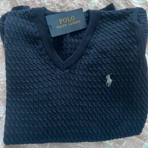Polo tröja - Helt oanvänd med lapp. Det är en storlek xl men de. Passar s-m då den är väldigt liten i storlek 