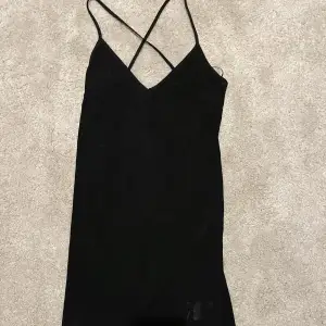 Denna svarta klänning från Gina Tricot sitter tight med korsad rygg och smala band. Har en v-ringning och jätteskönt tunt och lent material 😍 är i strl xs och superduper stretchig 😊