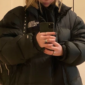 The North face dunjacka - (Lånad bild) säljer en Dunjacka från The North Face i storlek M, svart 1500kr + 99kr spårbar frakt