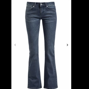Low waist jeans av EMP - Säljer dessa low waist jeans av EMP då de inte kommer till användning💞💞Bra skick då jag knappt använt de, köp direkt för 380kr💓