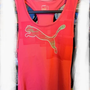 Puma-TräningsLinne🩷 - Här har jag ett jättefint linne🩷 Storlek 36,Märke:Puma, Färg Rosa,Provad 1gg,I väldigt fint skick och töjbar 🩷 Pris 30 kr plus frakt 45 kr🩷 Kontakta mig innan köp 💚 Anki 