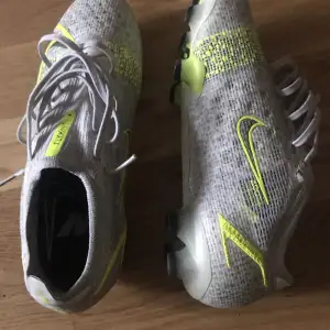 Säljer mina Nike mecurial vapor elit   fotbollsskor för att de är för små färg:silver safari full fungerande fotbollsskor 