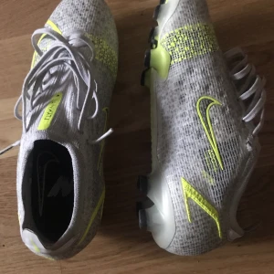 Nike Mercurial vapor elit - Säljer mina Nike mecurial vapor elit   fotbollsskor för att de är för små färg:silver safari full fungerande fotbollsskor 