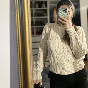 Kabelstickad tröja  - Köpte denna mysiga och fina stickade tröja på NAKAD för 439kr.  Tröjan är i helt ny skick, har används bara två gånger. Tröjan passar dig som har storlek x-smal, smal och kanske medium.   (Försöka rensa min garderob.) 