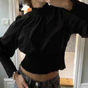 Topp med rufflor - Jättefin topp med rufflor, passar perfekt till fest eller lite finare tillställningar! Helt oanvänd och i nyskick.