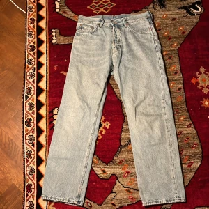 Weekday jeans - Weekday ”Space” jeans i ljusblå wash strlk 30/30 sitter straight ba inte min stil