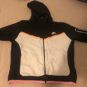 Orange Nike teech  - Nike teech 