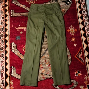 Vintage Brittiska militär byxor - Brittiska vintage amré brallor från runt 1980 tal (inte helt säker)! Väldigt bra condition, byxorna har justerbara rämmar på sidorna! Buda och fråga gärna!!🤩🤩💫