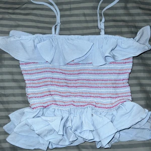 Volangtopp trendyol - Volangtopp från trendyol i strl 36! Unik & så söt till denim! Aldrig använd så precis som ny💕💕