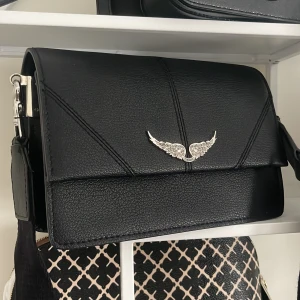 Zadig väska  - Säljer min Zadig väska för den kommer inte till användning längre! Den är jätte fin och ser helt ny ut har använt väskan cirka 4 gånger. Dustbag ingår även💓Köpte väskan för 3000 kr💓💓
