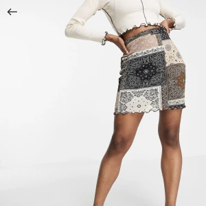 Kjol bohemiskt mönstee - Kjol köpt från Asos som inte kommer till användning. Brun/beige/svart i färgen med fint mönster. Kjolen är streachig. 