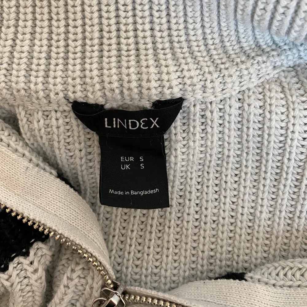Jag säljer min jättefina stickade tröja från Lindex i storlek S. Sitter perfekt på mig som vanligtvis har S. Det är bara att skriva vid frågor!🥰. Tröjor & Koftor.