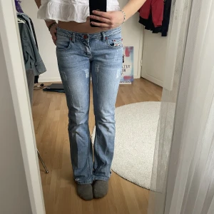 Ljusblåa jeans - Intressekoll på dessa unika jeans från diesel! W29 L34.  Innerbensmått: 81 cm, midjemått: 40 cm. Slitningar längst ner men inget som stör (bild 3), +sytt om till  bootcut!  köparen står för frakten, men kan också mötas upp i Stockholm!❤️är 170 cm!