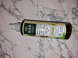 Balsamspray - Vegansk reparerande balsamspray med extrakt av ekologisk oliv & basilika som reder ut håret och skyddar mot kluvna toppar. Gör håret starkt, glansigt och mjukt. 