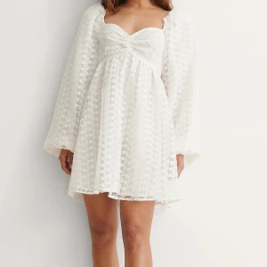 Studentklänning  - Säljer min fina studentklänning! Har tagit bort axelvaddarna själv, men inget man ser, gör endast att det inte är lika puffigt vid axlarna.  Klänningen har också några fläckar pga champagne stänk:(  Är du intresserad så skickar jag gärna bilder! 