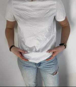 Basplagg som alla behöver i garderoben! En enkel vit t-shirt 🤍 Storlek: s Pris: 90kr