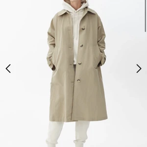 Trenchcoat Arket - Beige trenchcoat från Arket i storlek 38. Köpt för cirka 1500kr säljer för 350kr🤍 Köparen står för frakt