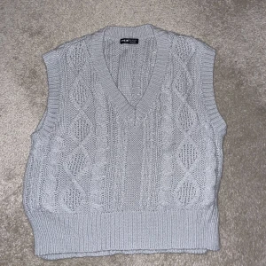 Stickad väst - En söt stickad väst från Shein😊färgen är grå/grön