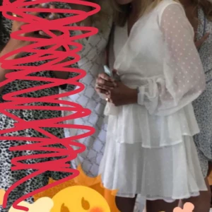 Vit klänning - Så fin sommarklänning, perfekt till student eller skolavslutning. Använd endast 1 gång🙌stolek 34, passar 36 också. frakt tillkommer