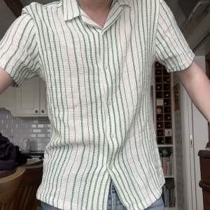 ”Stickad” sommarskjorta från Zara med bowlingkrage. Nyskick.
