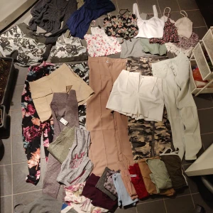 Diverse kläder - Byxor, linnen med mera, mycket sparsamt använda om ens använt. Allting i storlek S eller motsvarande Få allting för 500