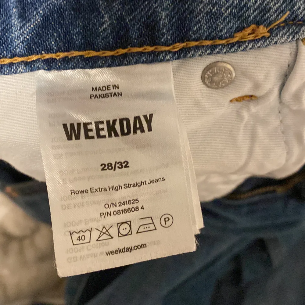 Blå weekday jeans i modell rowe, storlek W28 L32. Jeans & Byxor.