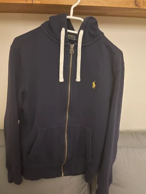 Ralph lauren tröja - Söker du en snygg och fräsh ralph lauren tröja i bra skick? Inte använd allt för mycket alltså inte buttikskick. Nypris 1300 men säljer tröjan för rejält mycket billigare. Pris ej hugget i sten men inga skambud!. 